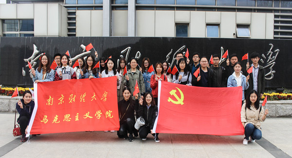 公司组织研究生观看纪录片《厉害了,我的国》